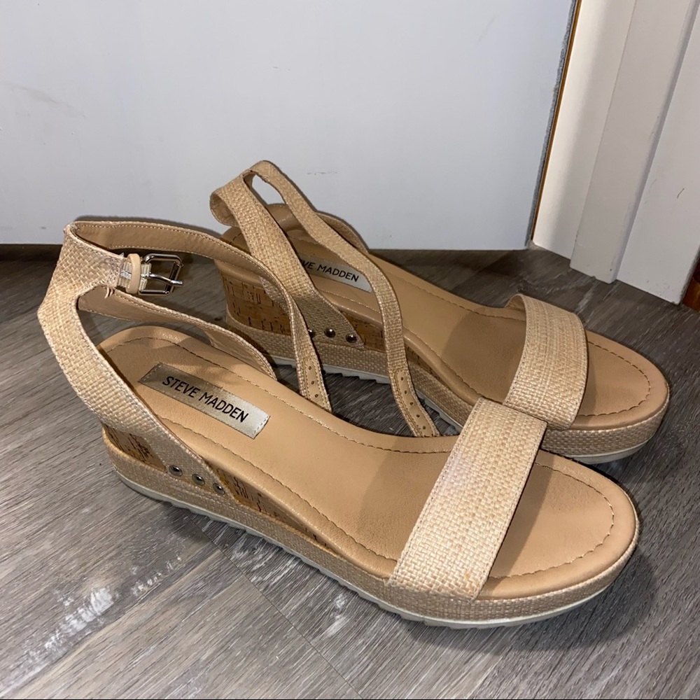 LIKE NEW Steve Madden Platform Sandals
